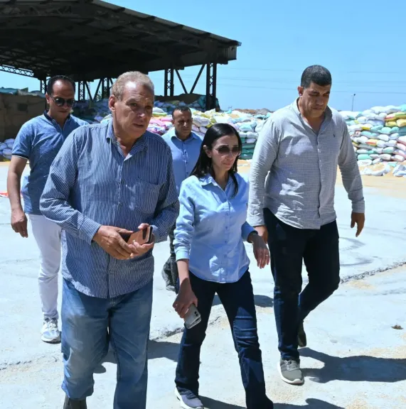 جاكلين تتفقد شونة البنك الزراعي بكفر الدوار لمتابعة انتظام أعمال تداول وصرف القمح للمطاحن