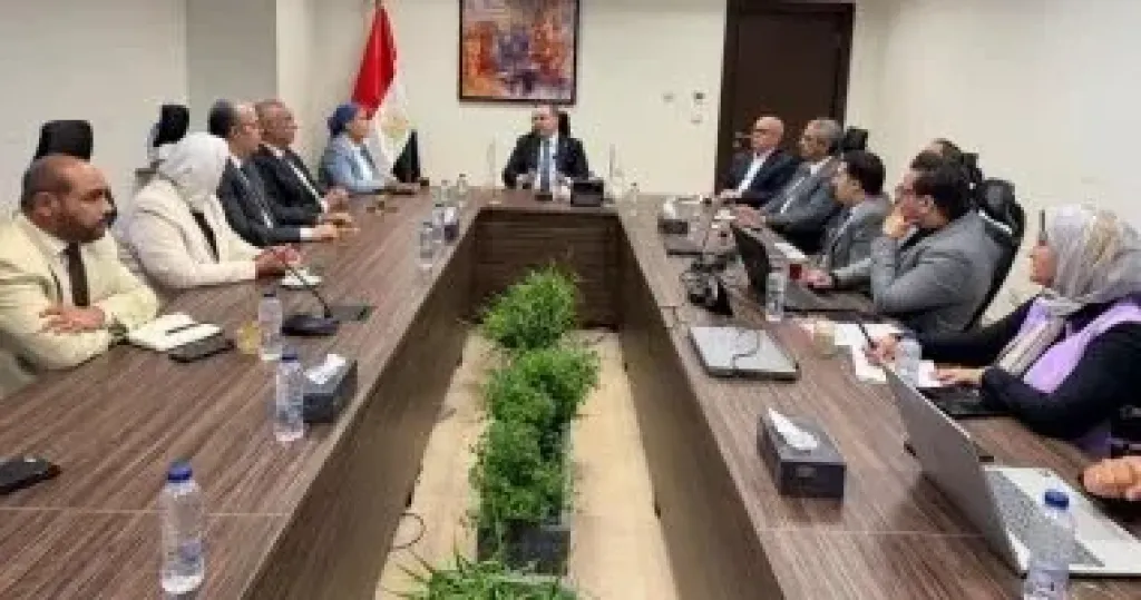 نائب وزير الإسكان خلال اجتماعه بالمجلس القومى لتنظيم إعلانات الطرق