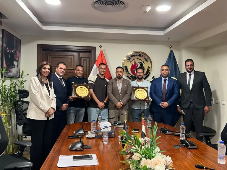 عقب إنقاذ اسرة من الغرق .. حماة الوطن يكرم شباب الغربية صور