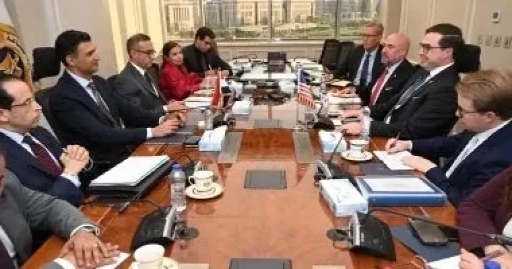 المهندس خالد هاشم، وزير الصناعة و ستيفن هاينز، مساعد وزير التجارة الأمريكي