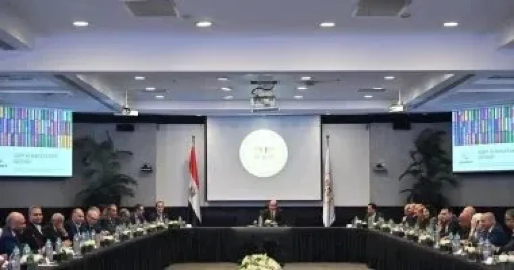 الدكتور محمد فريد صالح وزير الاستثمار والتجارة الخارجية وجانب من الاجتماع