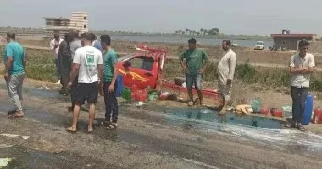 السيارة ربع نقل عقب انقلابها بالطريق الدولي الساحلي