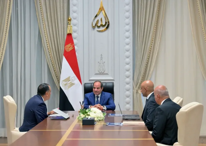 الرئيس السيسي يجتمع مع رئيس الوزراء ووزير التربية والتعليم بمدينة العلمين
