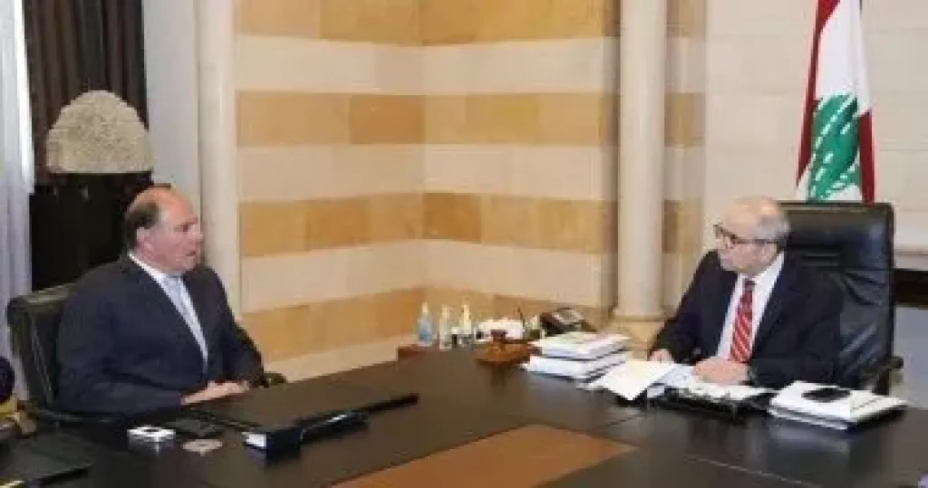 رئيس مجلس الوزراء اللبناني نوّاف سلام مع حاكم مصرف لبنان كريم سعيد