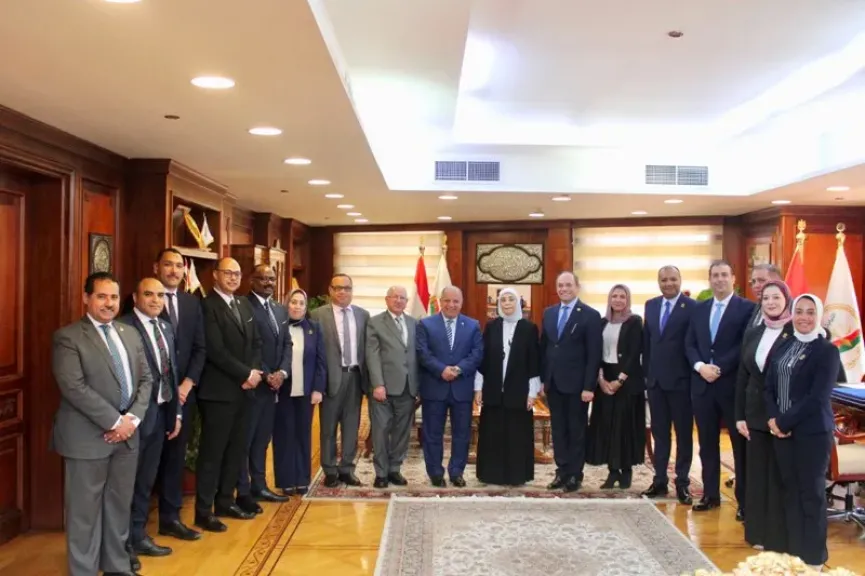 رئيسة النيابة الإدارية تستقبل وفدا من المستشارين ورئيس وأعضاء مجلس النادي البحري