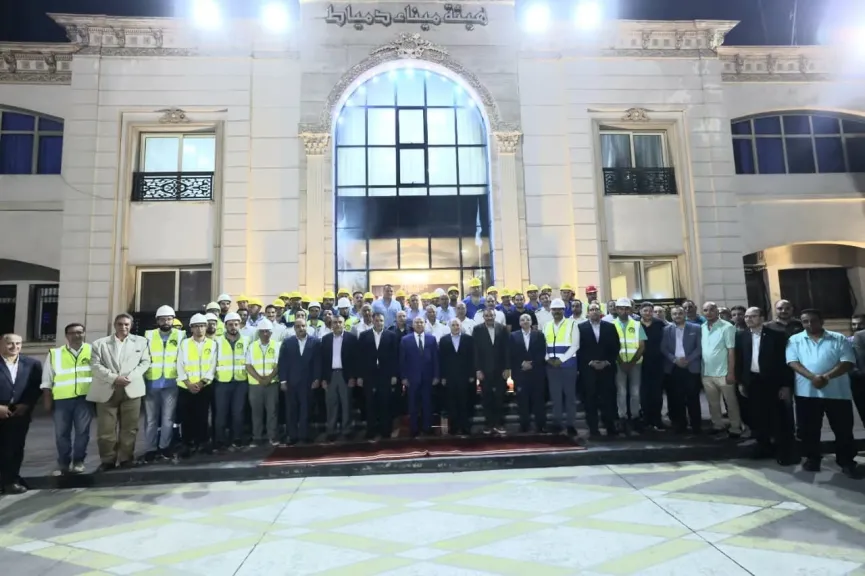 أبطال أطقم القاطرات البحرية بميناء دمياط