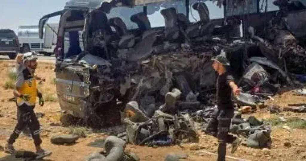 إصابة 10 أشخاص في حادث اصطدام أتوبيس بلوحة اعلانات بطريق الواحات