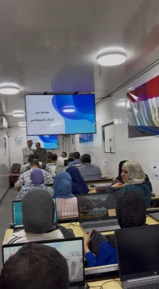 جانب من عمل الشاحنة 