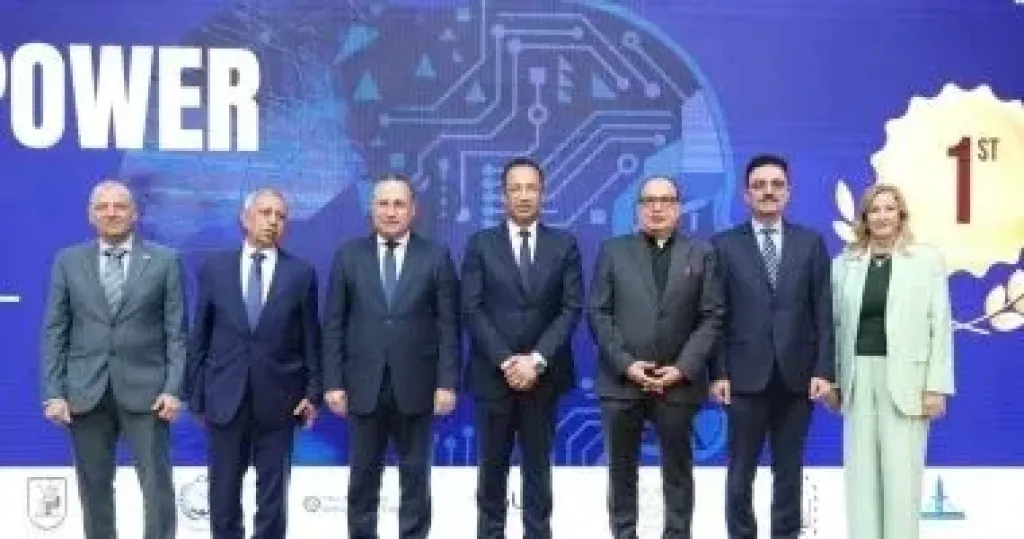 وزيرا الاتصالات والتعليم وجانب من ختام الدورة الرابعة من مبادرة بناء قدرات الجامعات في مجال الذكاء الاصطناعي
