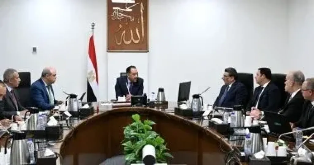 رئيس الوزراء يستعرض موقف مشروع مبني الركاب 4 بمطار القاهرة