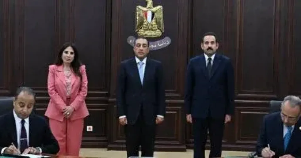 جانب من التوقيع 