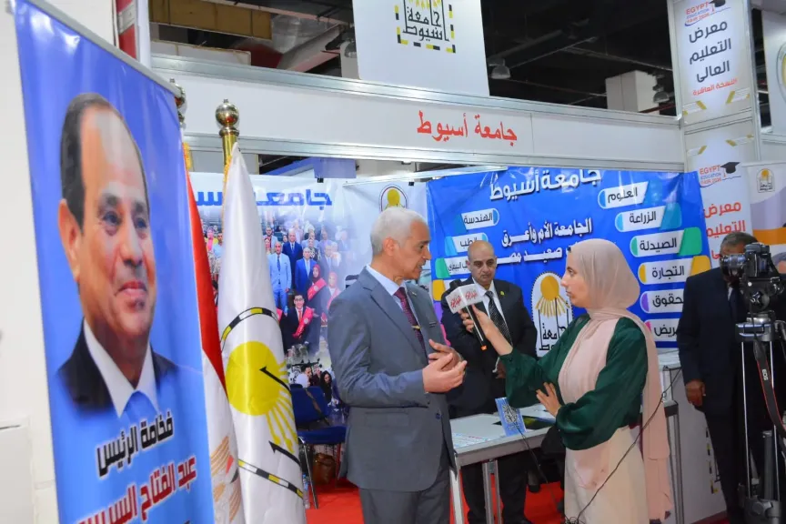 جانب من متابعه 
