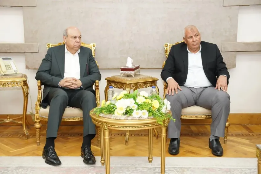 وزير الطيران المدني يلتقي محافظ مطروح