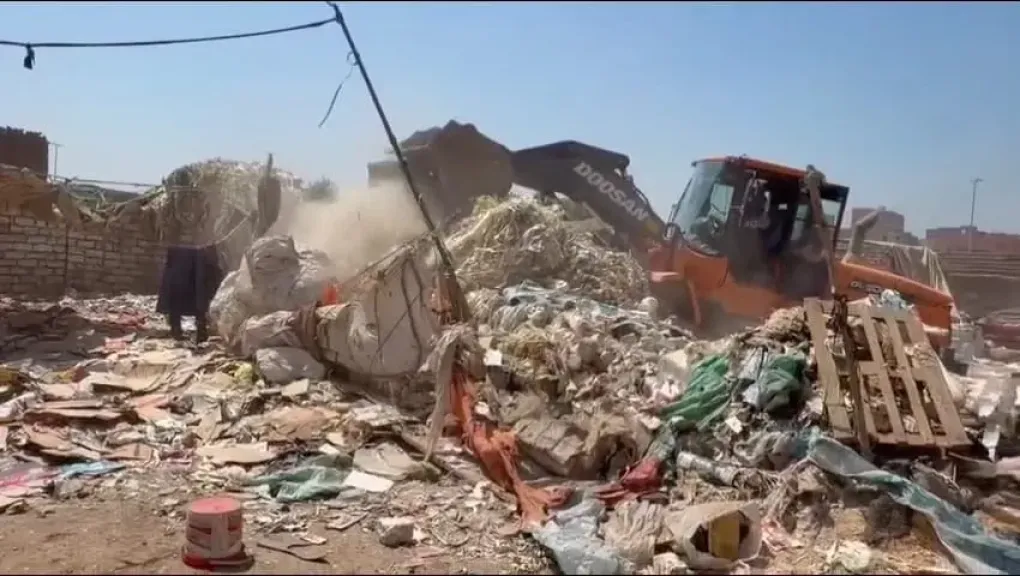 إزالة مخازن الفرز والخردة بشارعي الإخلاص وعادل إمام بالطالبية