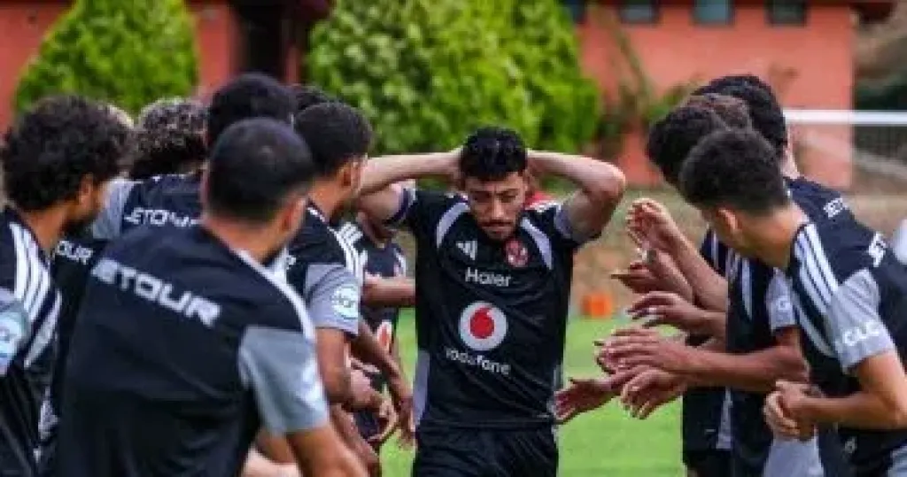 ممر شرفي من لاعبي الأهلي لأكرم توفيق