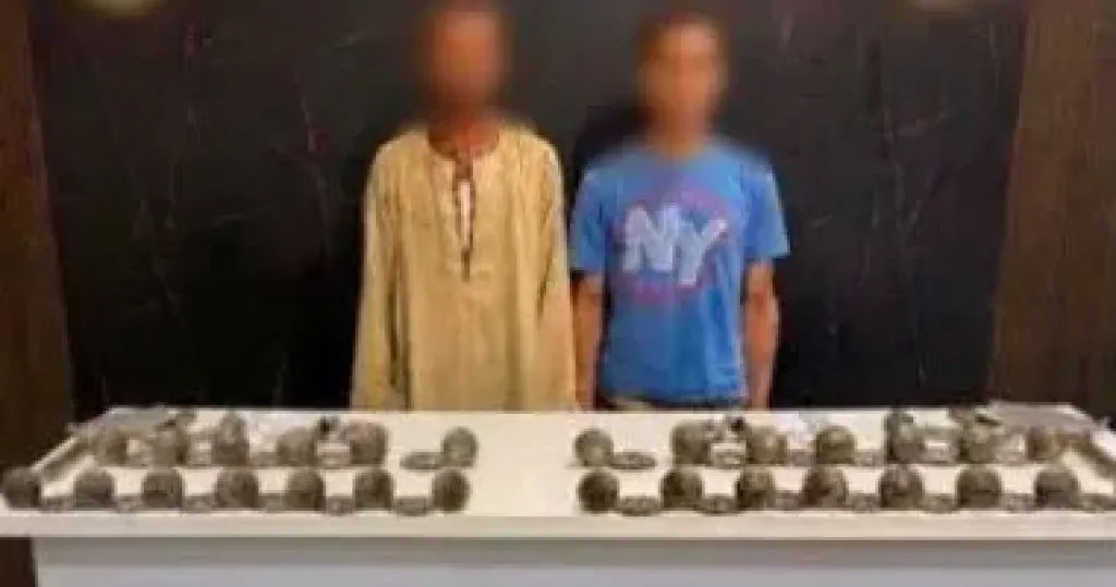 المتهمان عقب إلقاء القبض عليهما