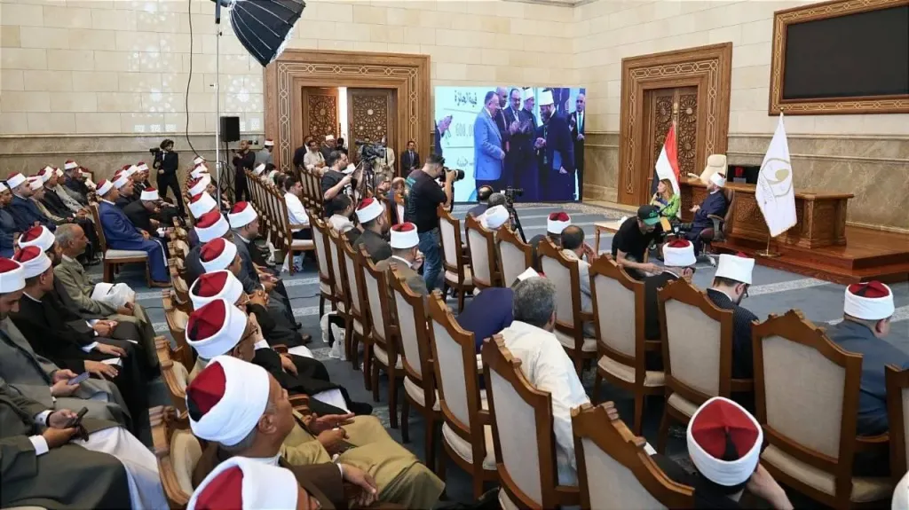 وزير الأوقاف يكرم 8 من ذوي الهمم