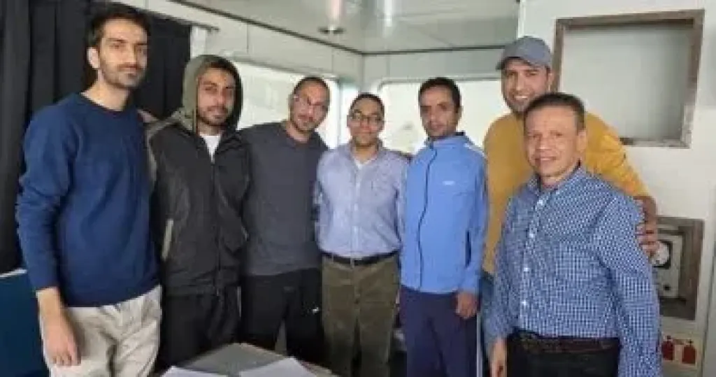 طاقم المصريين على السفينة المحتجزة