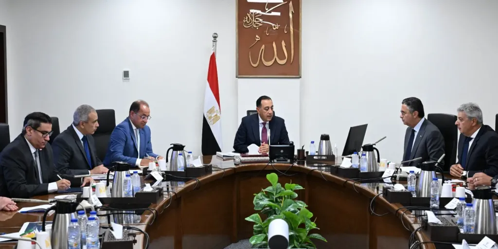 رئيس الوزراء يتابع الجهود المبذولة لتطوير آلية الدعم النقدي السلعي