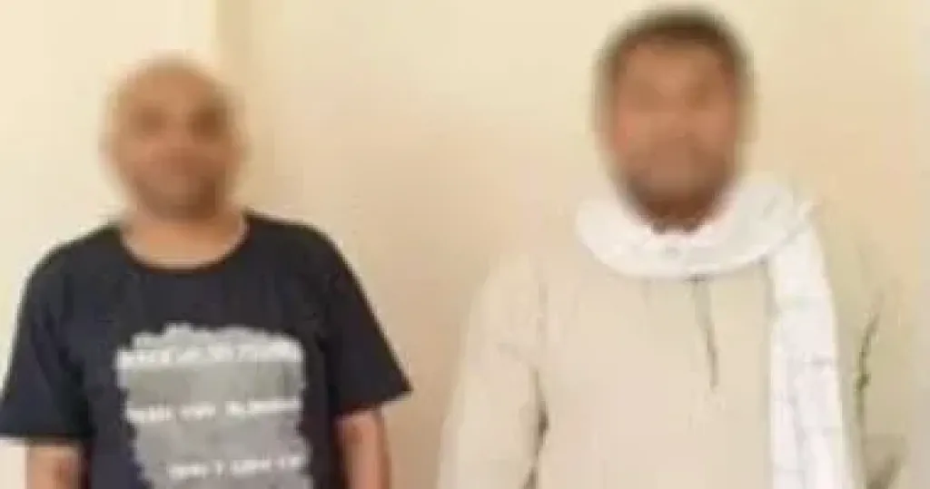 المتهمان عقب إلقاء القبض عليهما