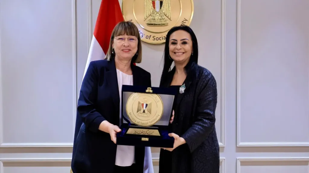 وزيرة التضامن الاجتماعي تهدي المنسق المقيم للأمم المتحدة في مصر درع الوزارة