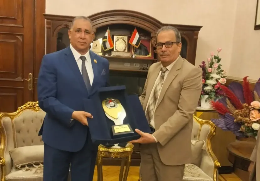 نقييب المحامين يهدي درع النقابة لرئيس محكمة الاستئناف