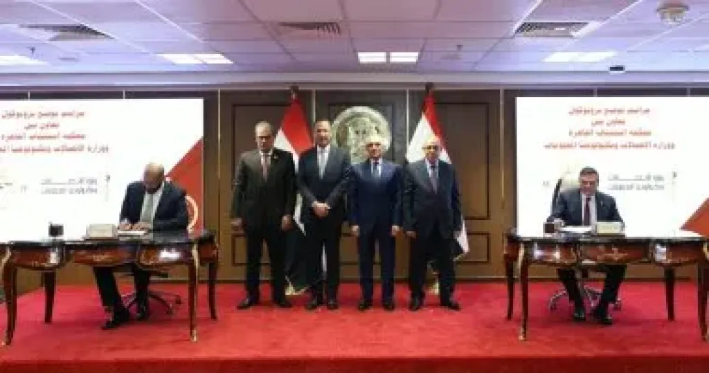 جانب من التوقيع 