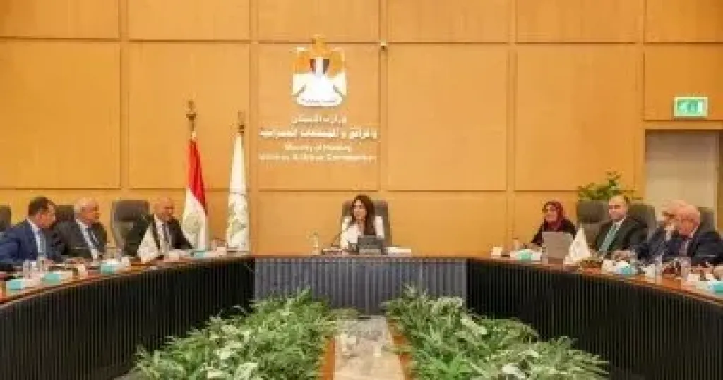 المهندسة راندة المنشاوي وزيرة الإسكان وجانب من الاجتماع