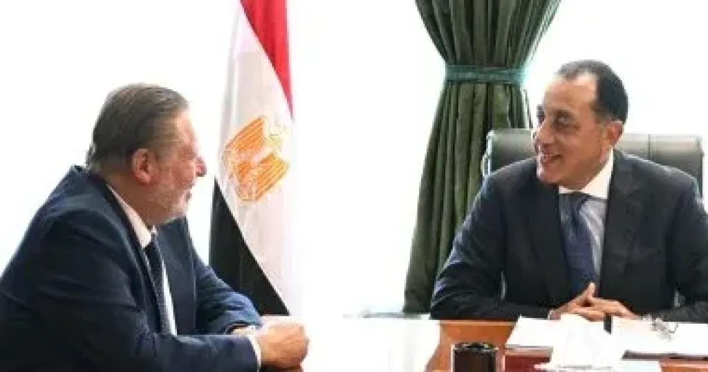 الدكتور مصطفى مدبولي رئيس مجلس الوزراء وحسن عبد الله محافظ البنك المركزي