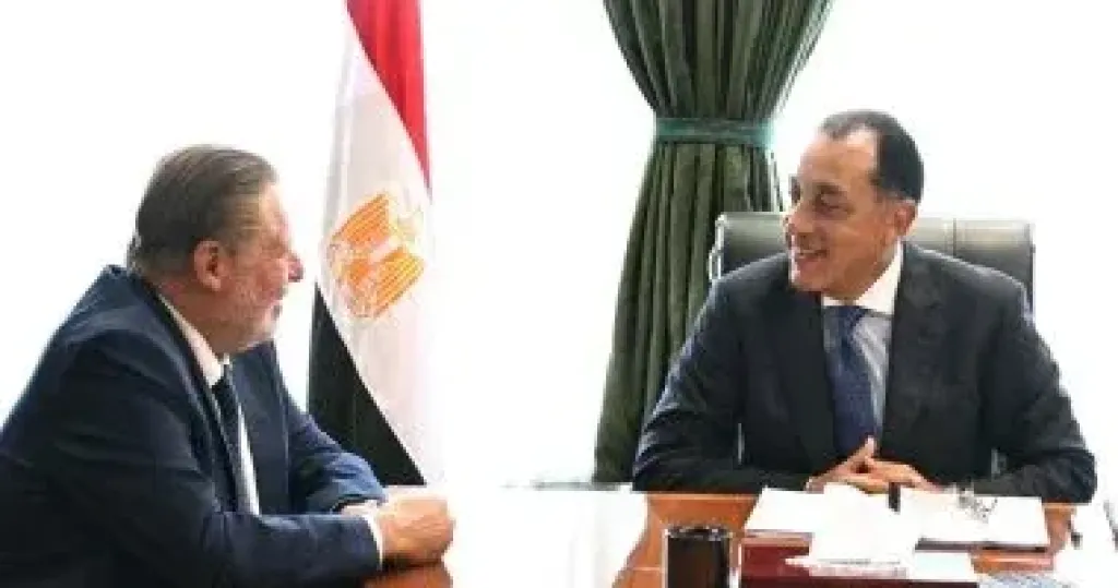 الدكتور مصطفى مدبولي رئيس مجلس الوزراء وحسن عبد الله محافظ البنك المركزي