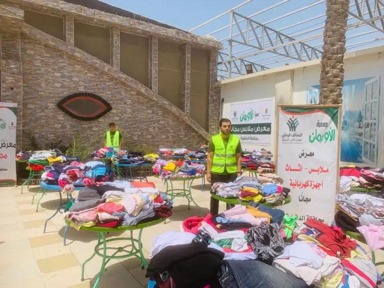 معارض لتوزيع الملابس الجديدة مجانًا