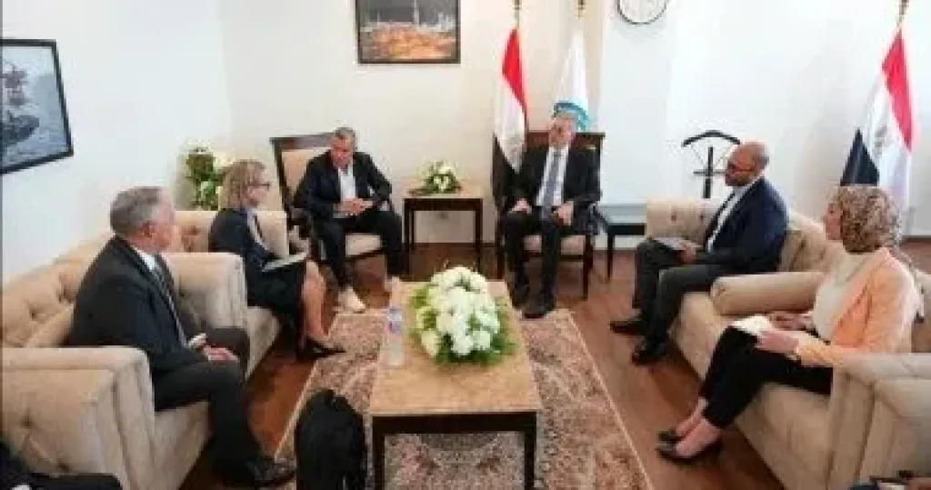 وزير البترول خلال الاجتماع