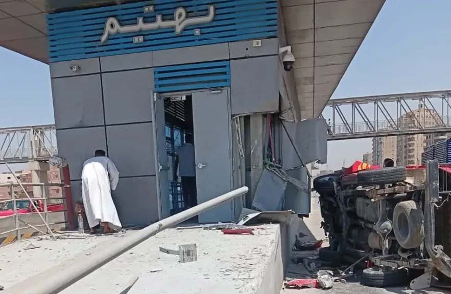 حادث سيارة بمسار الـBRT بمحطة بهتيم