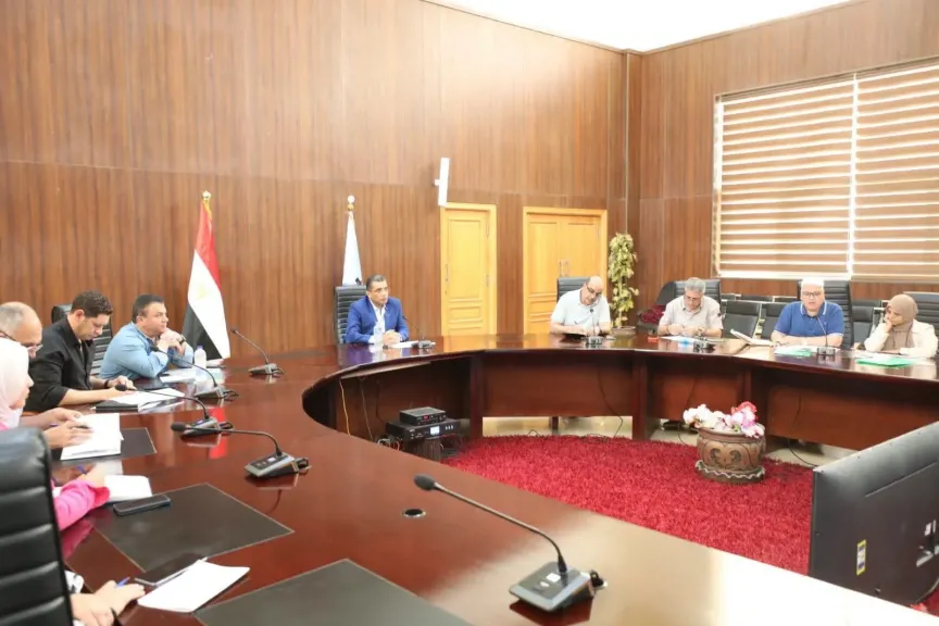 محافظ البحر الأحمر خلال الاجتماع