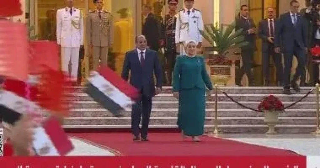 السيسي وزوجته 