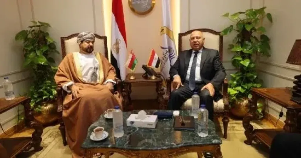 الفريق كامل الوزير و قيس بن محمد اليوسف رئيس الهيئة العامة للمناطق الاقتصادية الخاصة والمناطق الحر