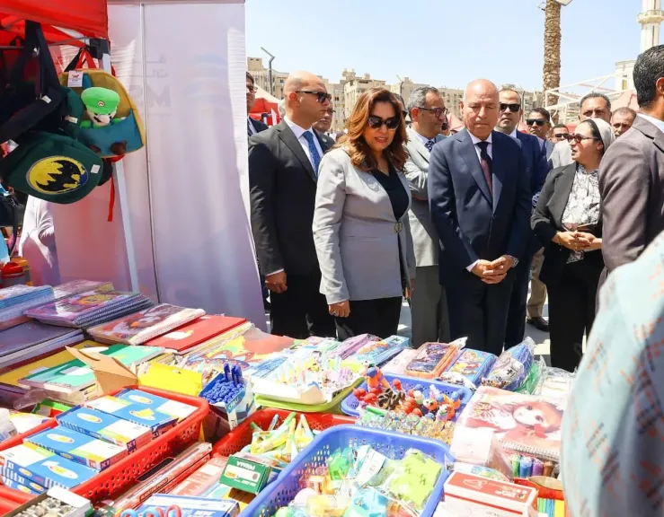 وزيرة التنمية المحلية ومحافظ القاهرة يتفقدان بازار القاهرة