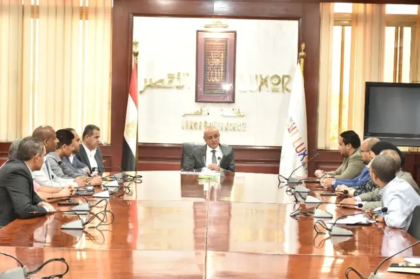 اجتماع محافظ الأقصر استعدادًا لقافلة إيد واحدة