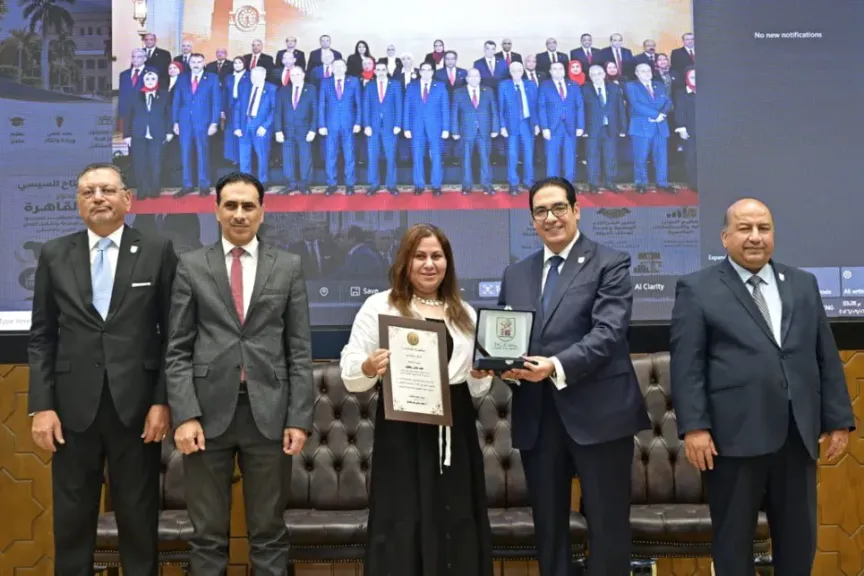 رئيس جامعة القاهرة يكرم الزميلة هند عادل