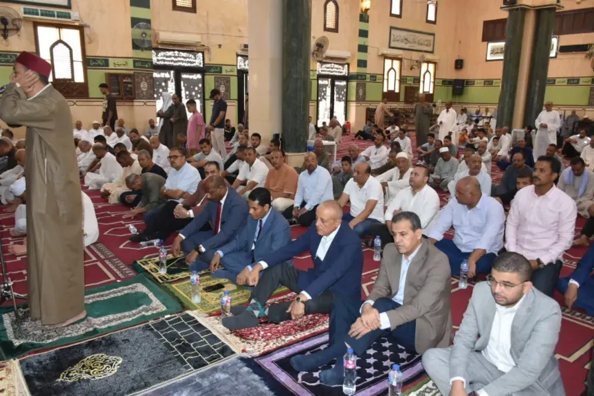 محافظ الأقصر يؤدي صلاة الجمعة بمسجد العتيق بالعوامية