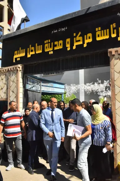 جانب من متابعه