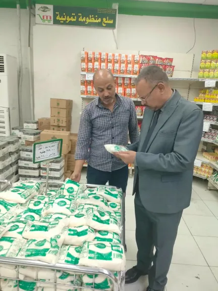 جانب من متابعه