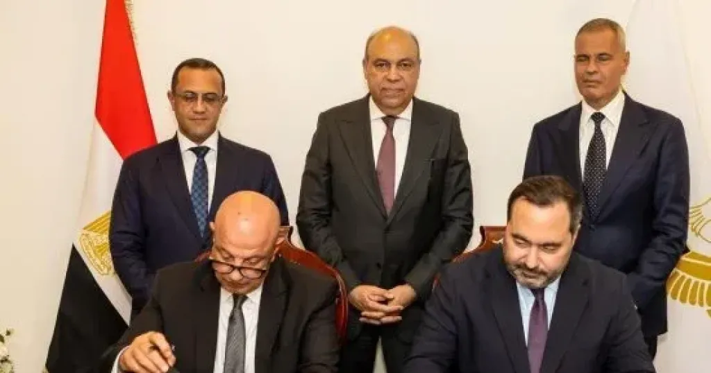 جانب من التوقيع 