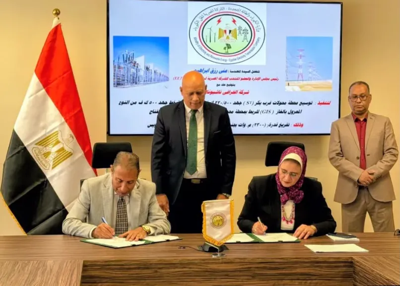 المهندسة منى رزق توقع عقدين جديدين لتدعيم واستقرار الشبكة الكهربائية