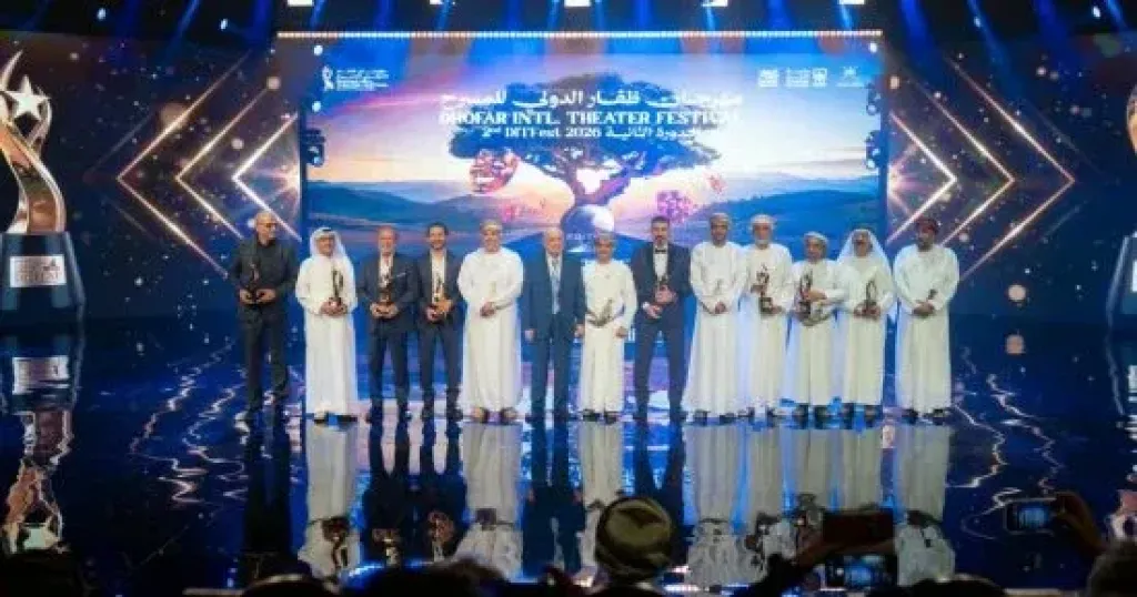 جانب من تكريم الفنانين فى مهرجان ظفار الدولى للمسرح