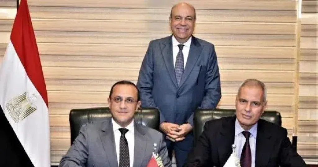 جانب من التوقيع 