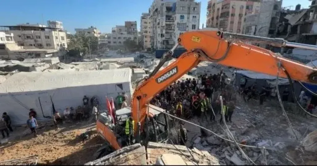رفع ركام المبنى المنهار في غزة