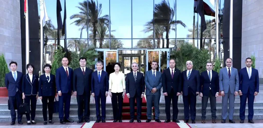 وزير العدل خلال صورة تذكارية بصحبة الوفد الصيني