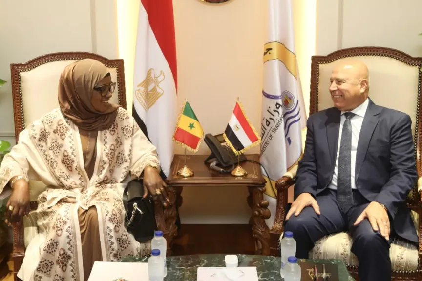 وزير النقل مع وزيرة النقل البحري السنغالية