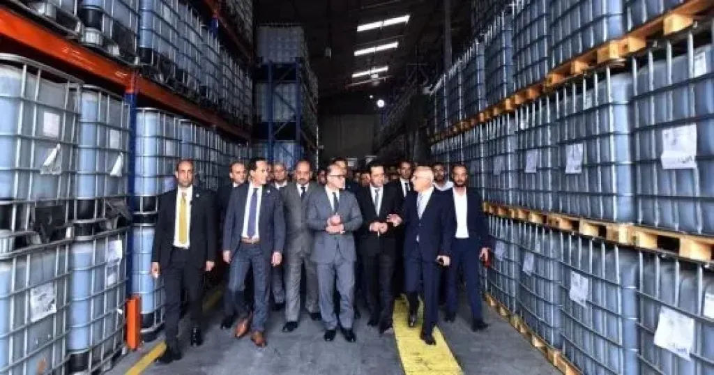 الوزير يتفقد المصنع